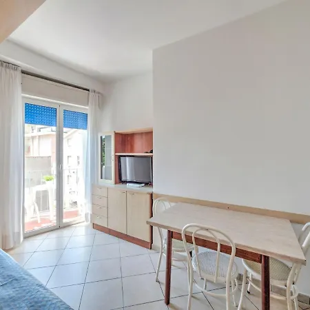 Vibrant In With Balcony ريميني
