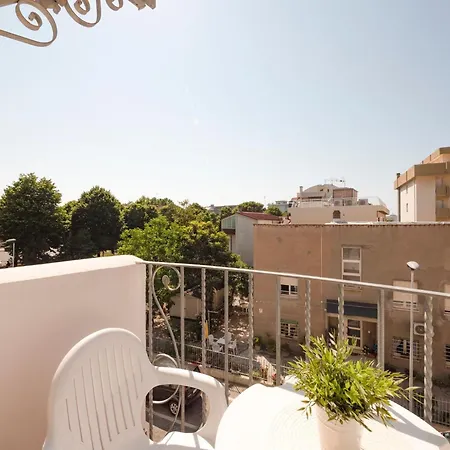 Vibrant In With Balcony Διαμέρισμα